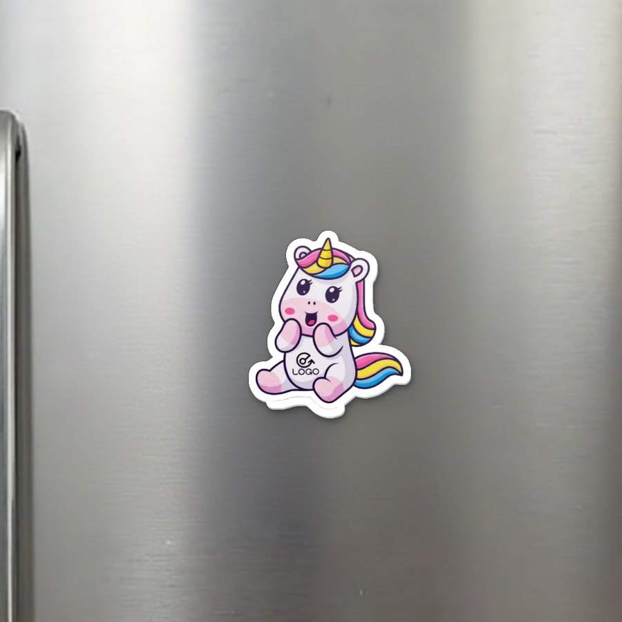 A vista do simulador: o seu logótipo recortado com a sua forma, na porta do frigorífico